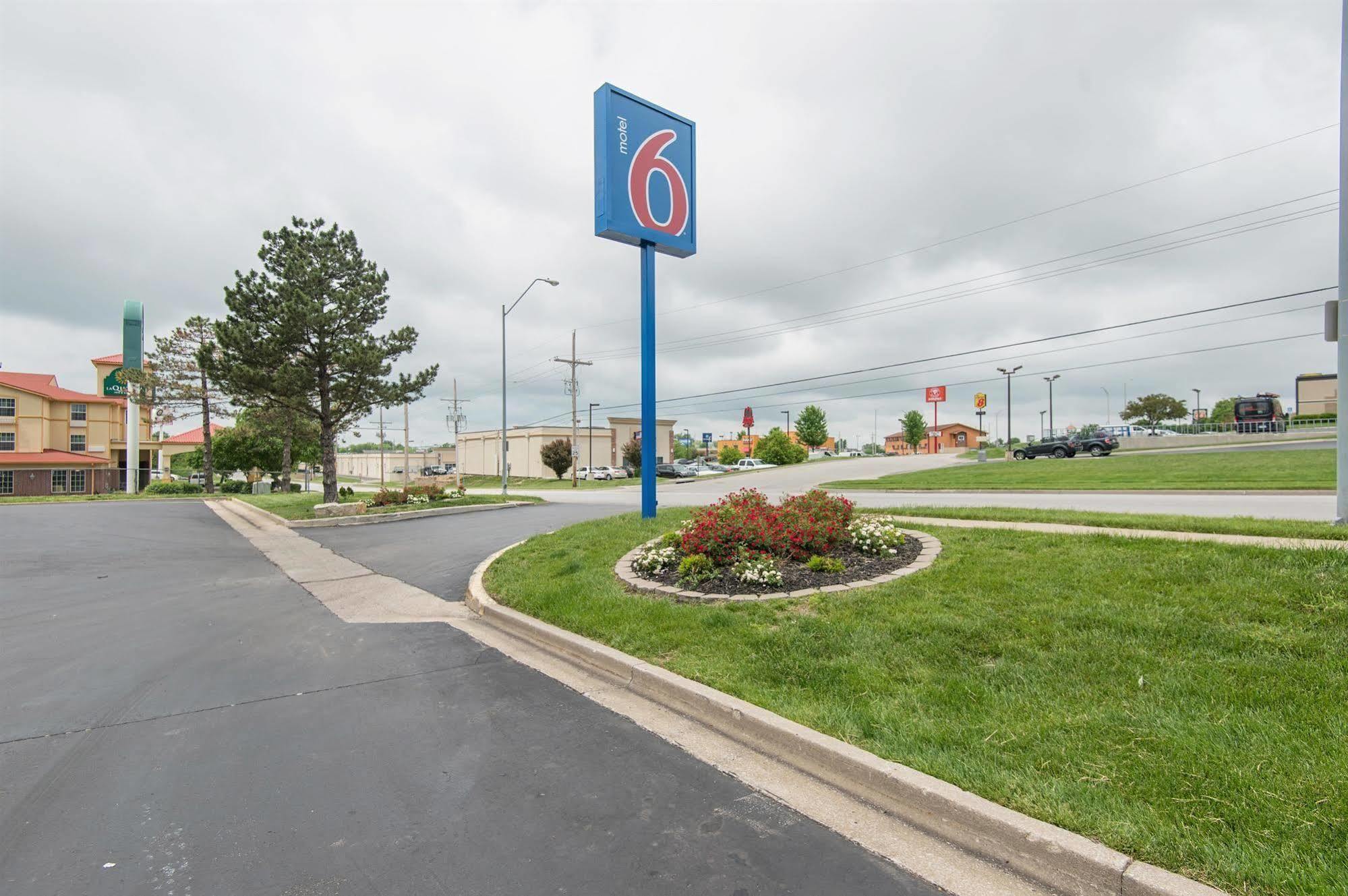 Motel 6 Kansas City, Mo - Airport Zewnętrze zdjęcie