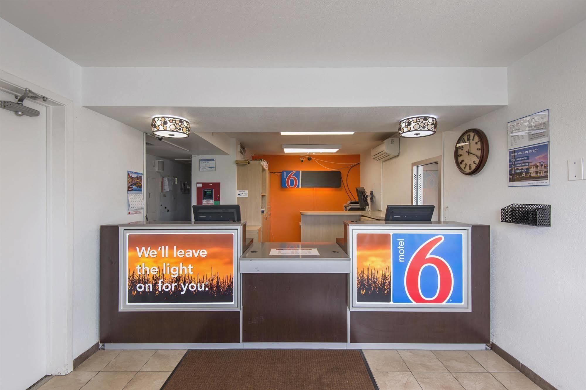 Motel 6 Kansas City, Mo - Airport Zewnętrze zdjęcie