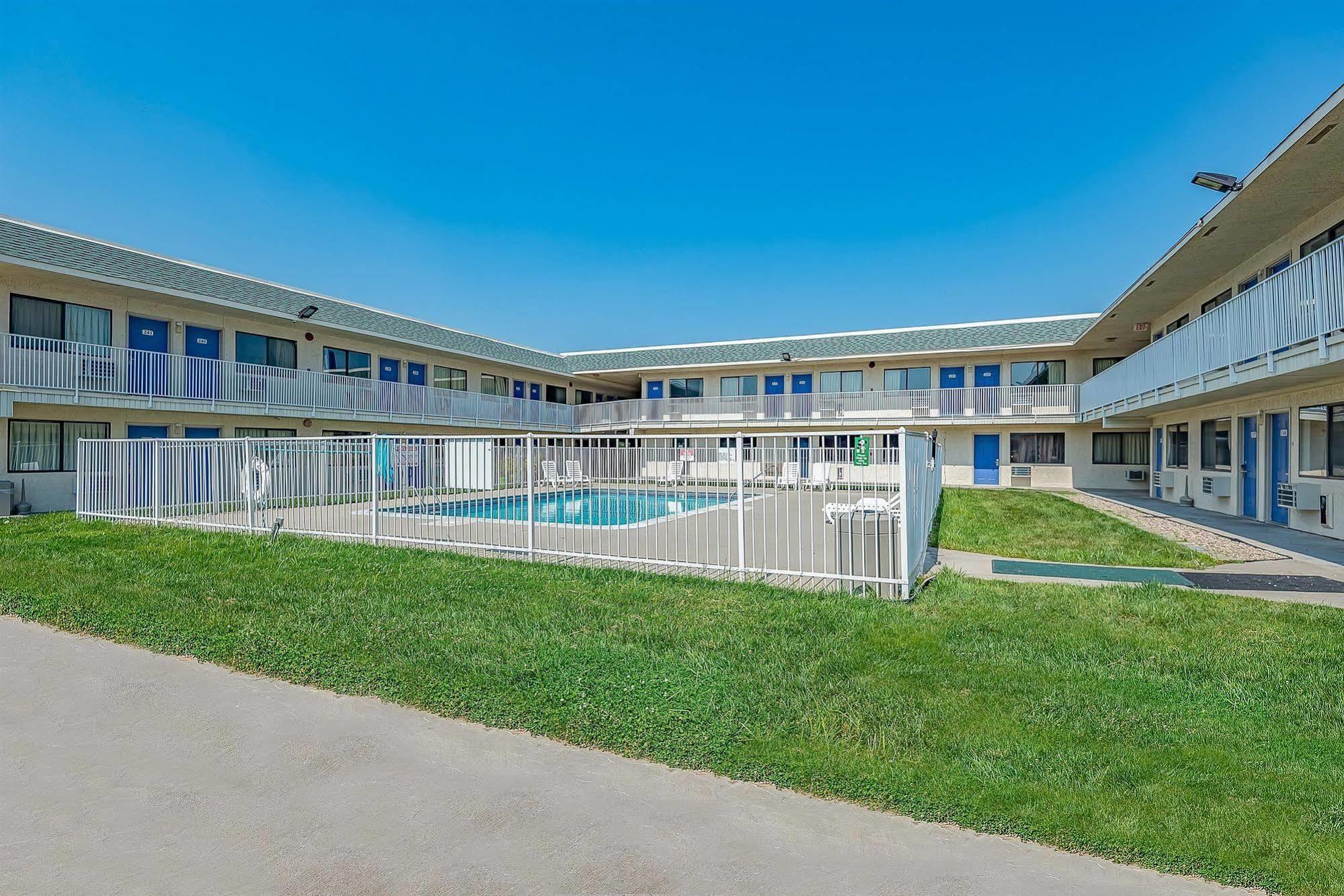 Motel 6 Kansas City, Mo - Airport Zewnętrze zdjęcie